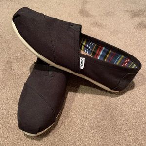 Women’s black TOMS